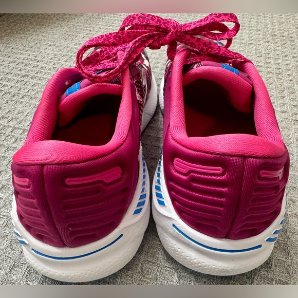 Women’s Adrenaline GTS 22 shoes. Special limited edition color. Like new. - Picture 6 of 7